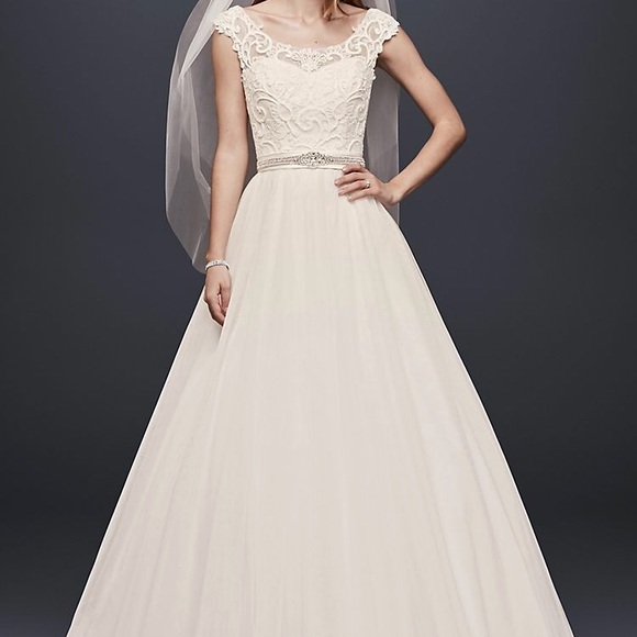 David’s Bridal Wedding Dress. - Picture 2 of 8